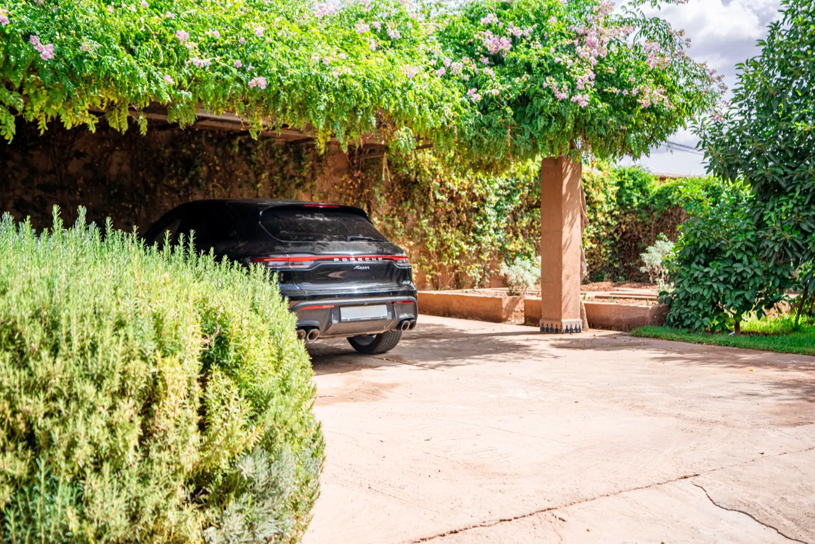 Le parking couvert sous les fleurs
