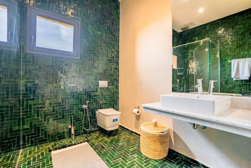 Suite Une : salle de bain en zellige vert émeraude