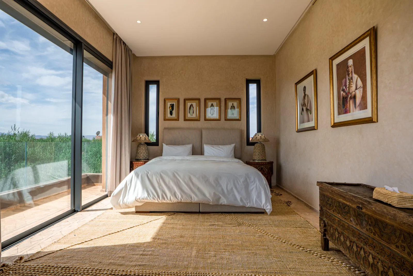 Le lit king-size de la Suite Une face au balcon