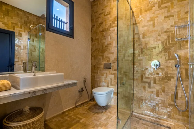 Suite Deux : salle de bain en zellige couleur miel avec douche à l’italienne