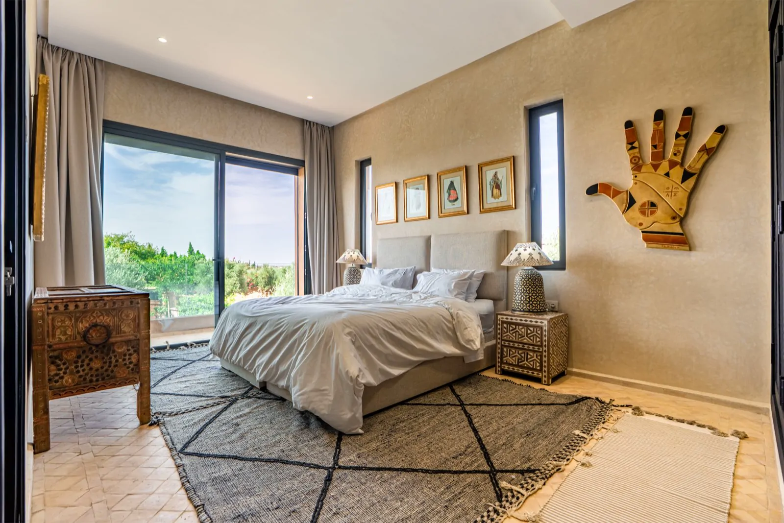 Suite Trois : lit king-size et baie ouverte sur les oliviers