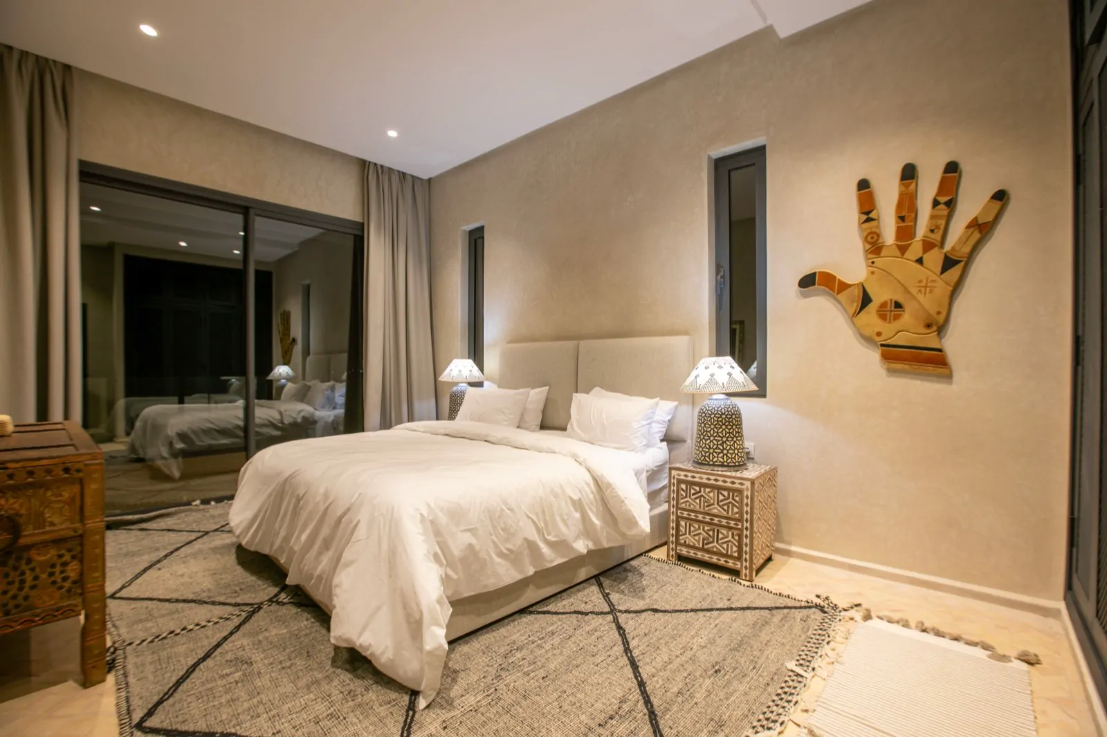 La Suite Trois la nuit, éclairée par ses lampes de chevet
